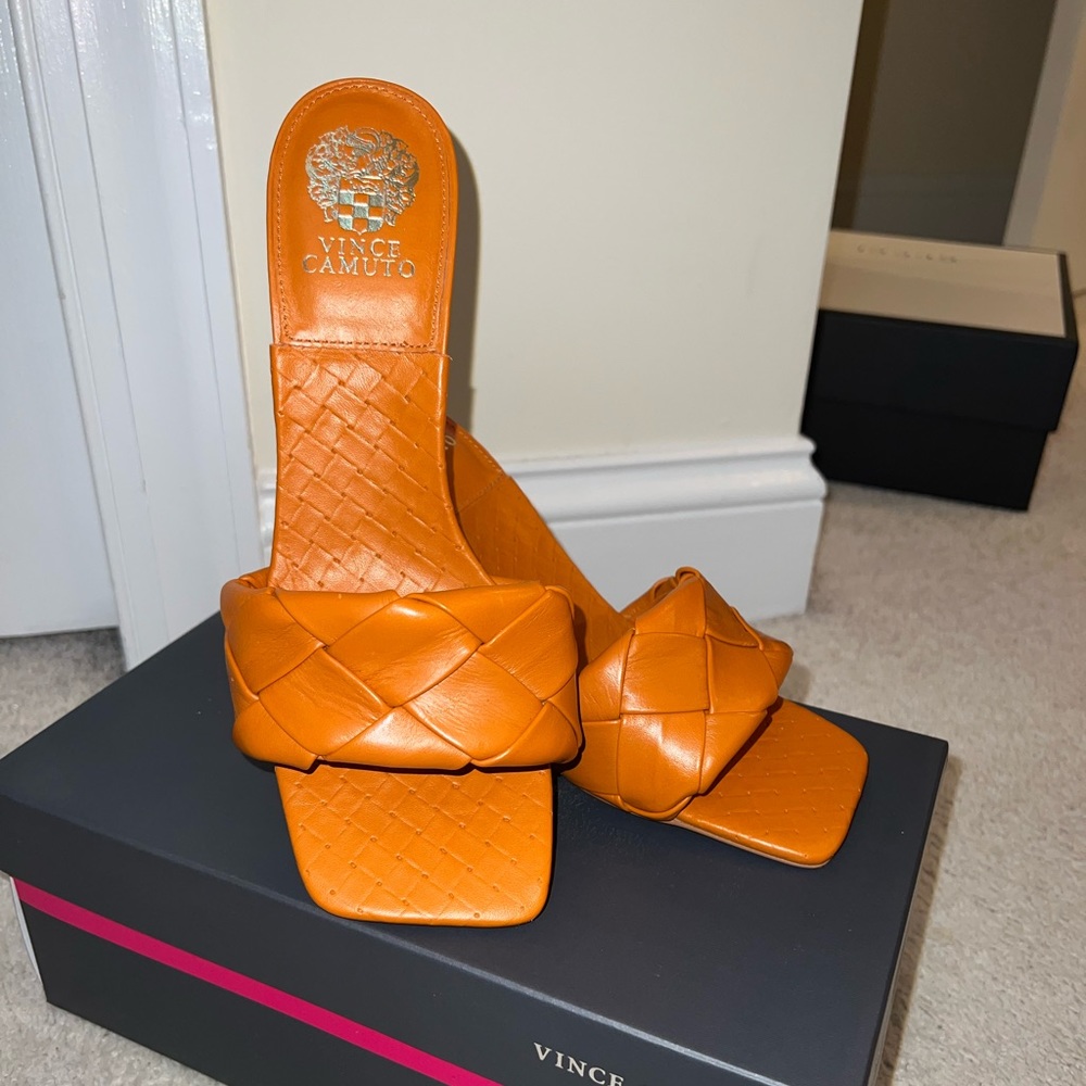 VINCE CAMUTO MULES